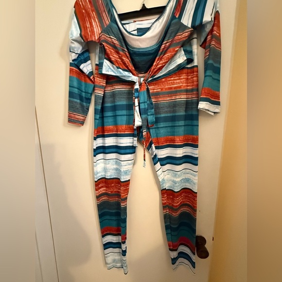 Plus Size Two Piece Top and Leggings - Picture 4 of 4